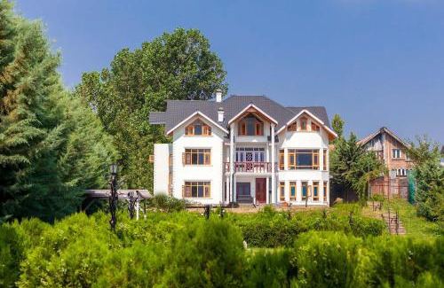 Brein Villa | StayVista at Buhayra Lakefront