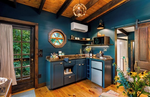 Mountain Rest Cabin | Stella Vista Treehouse Romantic Couples Only Retreat in Mountains, Walhalla SC