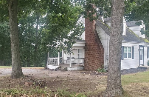 Prosperity House | Step back into the 50's in this charming house in delightful Washington PA