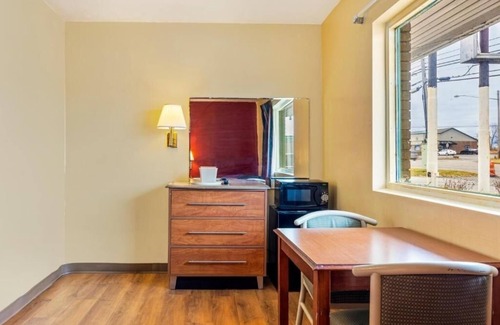 North Lima Hotel | Step into Loghurst History with Private Stay and Free Parking