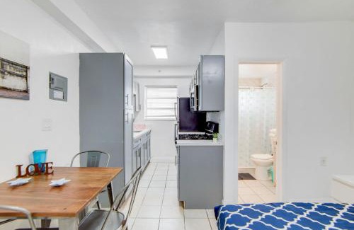 South Beach Apartment | Steps 2 Beach, Prime Ocean Dr Condo w/2 Queen Beds