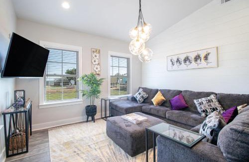 Mississippi City Apartment | Steps Away from Cruisin' the Coast , Gulfport 2BR, Game Room, and Free Parking