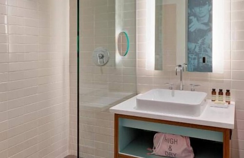 West Fens Hotel | Steps away from Fenway Park! 4 Pool View Units with Balcony! Pets Allowed, Pool!