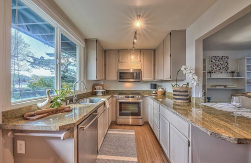 Monterey House | Steps from the Beach and Restaurants with 2 Masterbedrooms