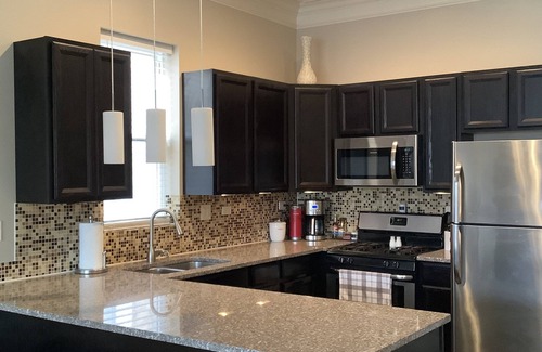 Kimball Apartment | Steps from the “L” train to Wrigley & Downtown