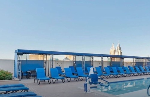 Las Vegas Hotel | Steps from the Strip for SEMA 2025 – Spacious Polo Towers Suite Near LVCC