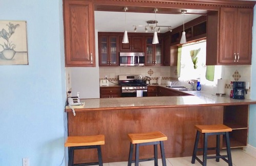 Windsor Park House | STEPS TO BEACH & WALK TO SHOPPING, DINING, WATER SPORTS & ENTERTAINMENT