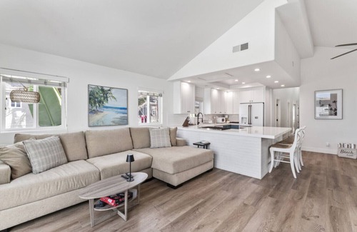 West Newport Villa | Steps to Lido Village and the Marina- Heart of Lido Island!