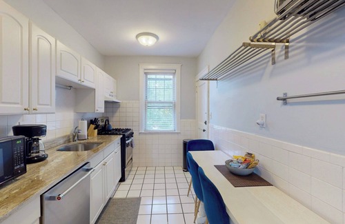 Brookline Apartment | Steps to Longwood Medical,MBTA,Boston,shopping,pkg