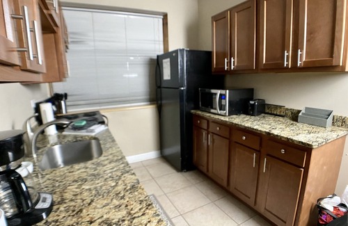 DeBaliviere Place Condo | Steps to Metrolink & Forest Park,1st Fl King & Queen Beds+ Off-Street Parking