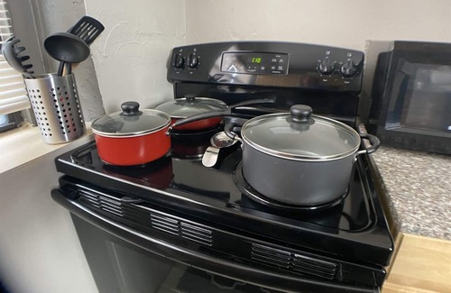 DeBaliviere Place Condo | Steps to Metrolink & Forest Park,1st Fl King & Queen Beds+ Off-Street Parking