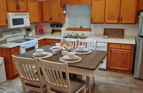 Hayesville Cabin | Steps to Shooting creek. FREE 2 bedrooms and game room if booked by Nov 1