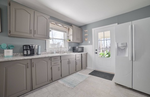 Cape Girardeau House | Steps to Southeast Hospital - Fast Wifi - King Bed