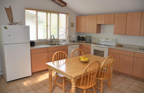 Kailua House | Steps to the Beach Guesthouse