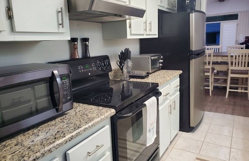 Myrtle Beach Cottage | Steps to the BEACH! Ocean Annie's 2 Kings