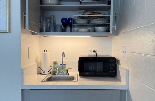 Punaluu Apartment | Steps to the ocean: Beachfront King Bed WiFi + Parking