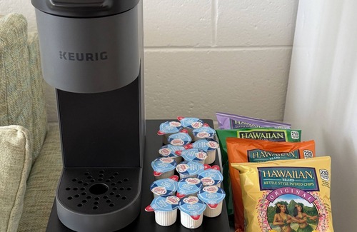 Punaluu Apartment | Steps to the ocean: Beachfront King Bed WiFi + Parking