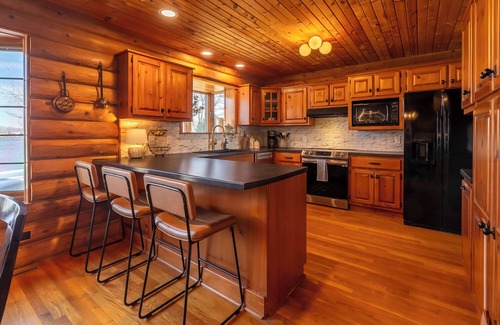 Goreville Cabin | Steps to the Private Beach, Miles from Stress