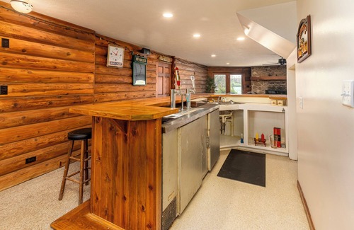 Goreville Cabin | Steps to the Private Beach, Miles from Stress