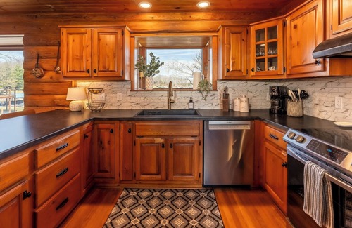 Goreville Cabin | Steps to the Private Beach, Miles from Stress