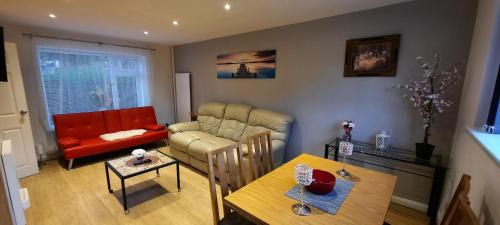 Shephall House | Stevenage Contractors x8 New 3 bedroom House Free Wifi, Parking, Towels all inclusive & Large Garden