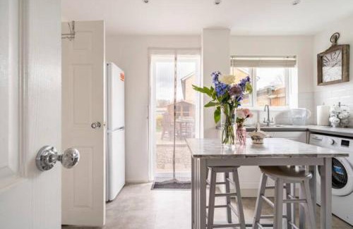 Shephall House | Stevenage Contractors x8 New 3 bedroom House Free Wifi, Parking, Towels all inclusive & Large Garden