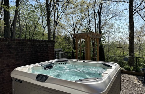 Bardstown House | Still Hill Bourbon Trail Home on 5 acres with a hot tub and fire pit