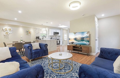 Skokie House | Stokes Stay: 4 BR-2.5BA Modern house in wonderful Skokie!