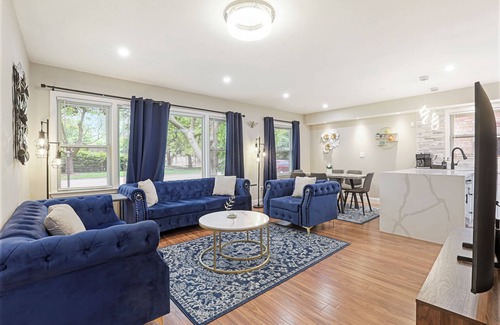 Skokie House | Stokes Stay: 4 BR-2.5BA Modern house in wonderful Skokie!