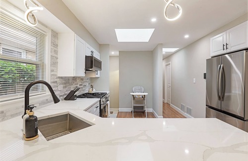 Skokie House | Stokes Stay: 4 BR-2.5BA Modern house in wonderful Skokie!
