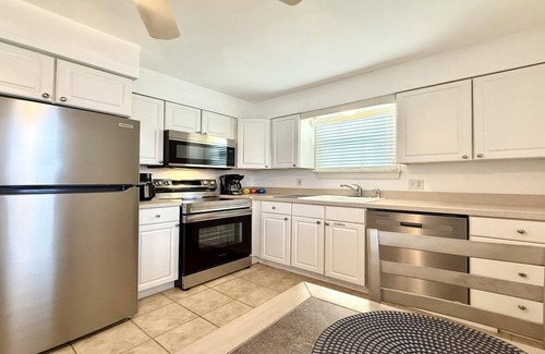 Stone Harbor Condo | Stone Harbor NJ Charming 2 bedroom 1st floor duplex on quiet south end.