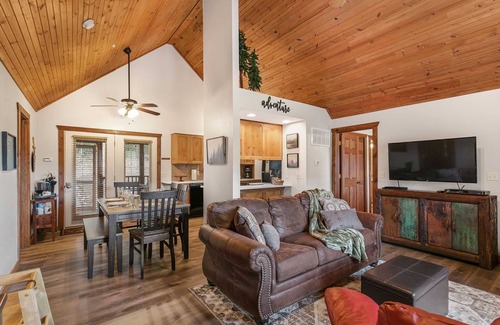 Branson West House | StoneBridge 2 BD - New Owner - Updated Decor and Great Parking! - Lodge #62