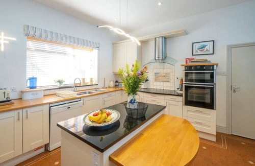Aldeburgh Apartment | Stoney Beach - sleeps 12 guests in 5 bedrooms