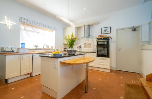 Aldeburgh Apartment | Stoney Beach - sleeps 12 guests in 5 bedrooms