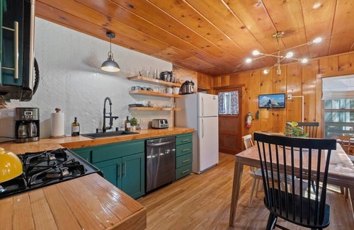 Strawberry House | Strawberry Cabin w/River View 10 min to Pinecrest