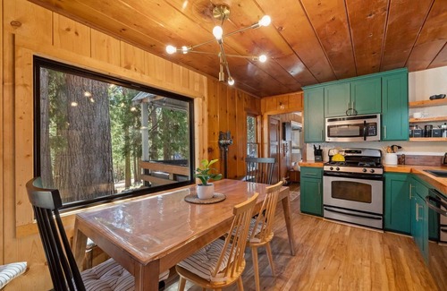 Strawberry House | Strawberry Cabin w/River View 10 min to Pinecrest