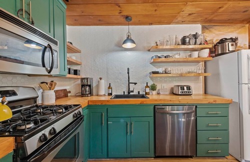 Strawberry House | Strawberry Cabin w/River View 10 min to Pinecrest