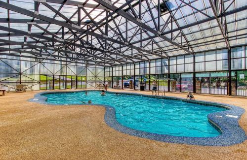 Sevierville House | Strawberry Fields, Indoor resort Pool, WIFI, 560 FREE tickets each paid day