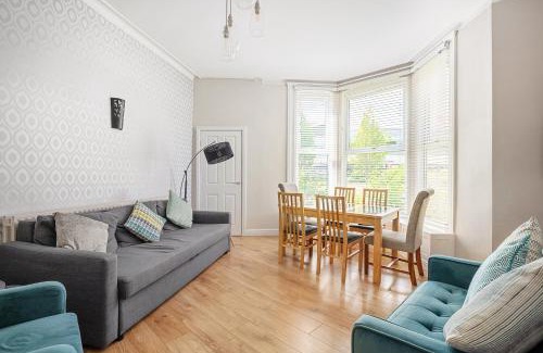 Harrogate City Centre Apartment | Strawberry One - 3 en-suite bedrooms, Private Parking - Harrogate Holiday Apartments