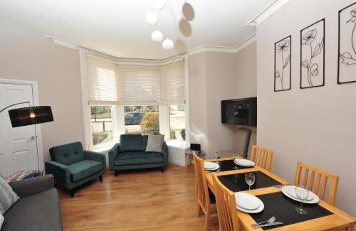 Harrogate City Centre Apartment | Strawberry One - 3 en-suite bedrooms, Private Parking - Harrogate Holiday Apartments