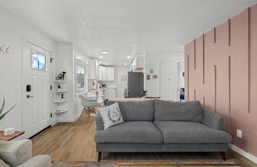 Veterans Park House | Stroll and Stay-Pond, Park, Food