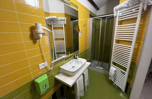 Dimaro House | Struttura 6 Camere da Letto , 6 Bagni ,18 Posti Letto. Possibilità di Cucinare