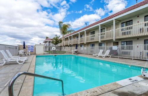 Buttonwillow Hotel | Studio 6-Buttonwillow, CA