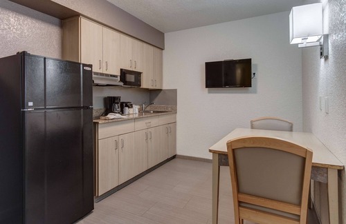 Biggs Field Hotel | Studio 6 El Paso, TX - East