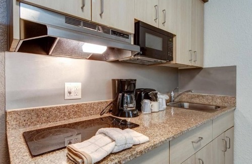 Biggs Field Hotel | Studio 6 El Paso, TX - East