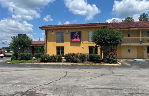 Huntsville Hotel | Studio 6 Huntsville, AL University Drive