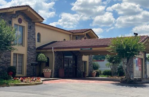 Huntsville Hotel | Studio 6 Huntsville, AL University Drive