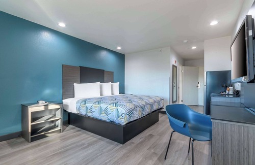 Eastside Hotel | Studio 6 Suites Perris, CA