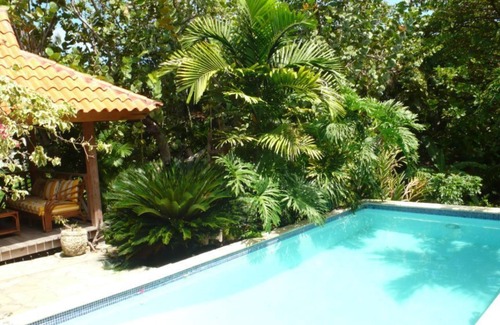 Costambar Apartment | Studio AC In A Tropical Garden, 2 minutes walk to the beach