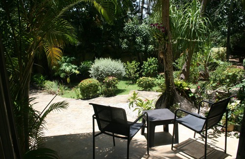 Costambar Apartment | Studio AC In A Tropical Garden, 2 minutes walk to the beach